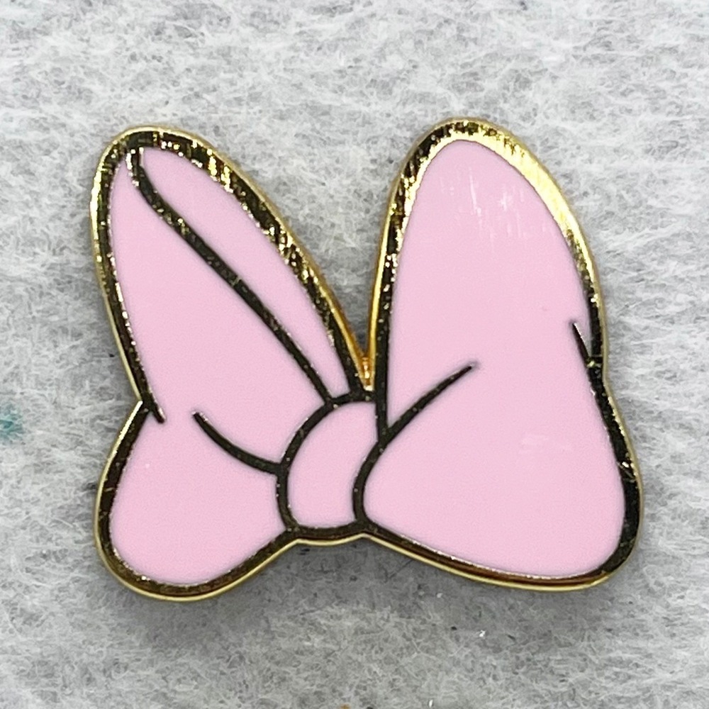 🔮 5/$25 Disney Daisy Duck Bow Pin